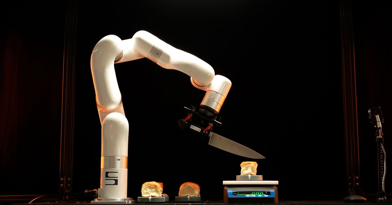 This Guy Attached 21 Chef’s Knives to a Slicing Robot Arm to Determine Which One Is Best
